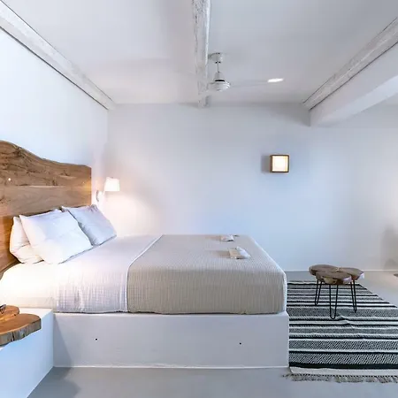 Paros Comfy מלון